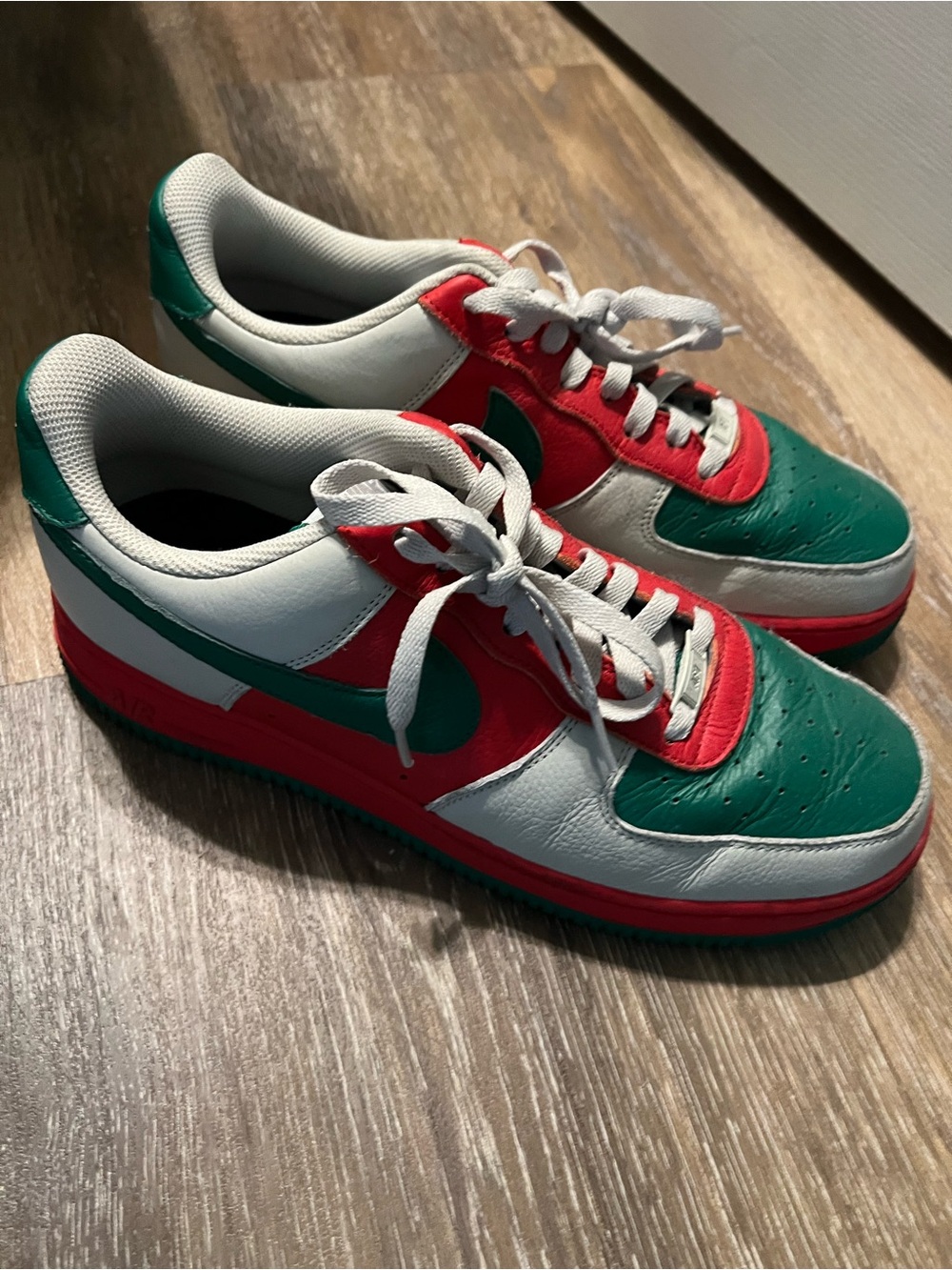 Nike Men's Red, Green & White Low-Top Athletic Sneakers